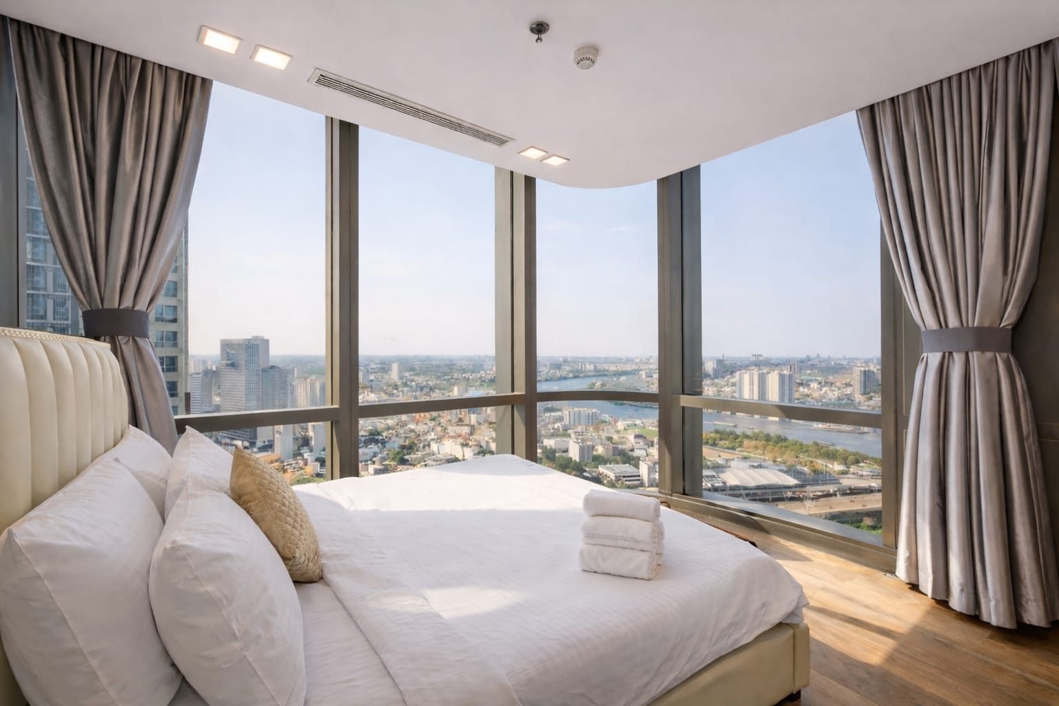 4 bedroom apartment in Saigon bright bedroom
